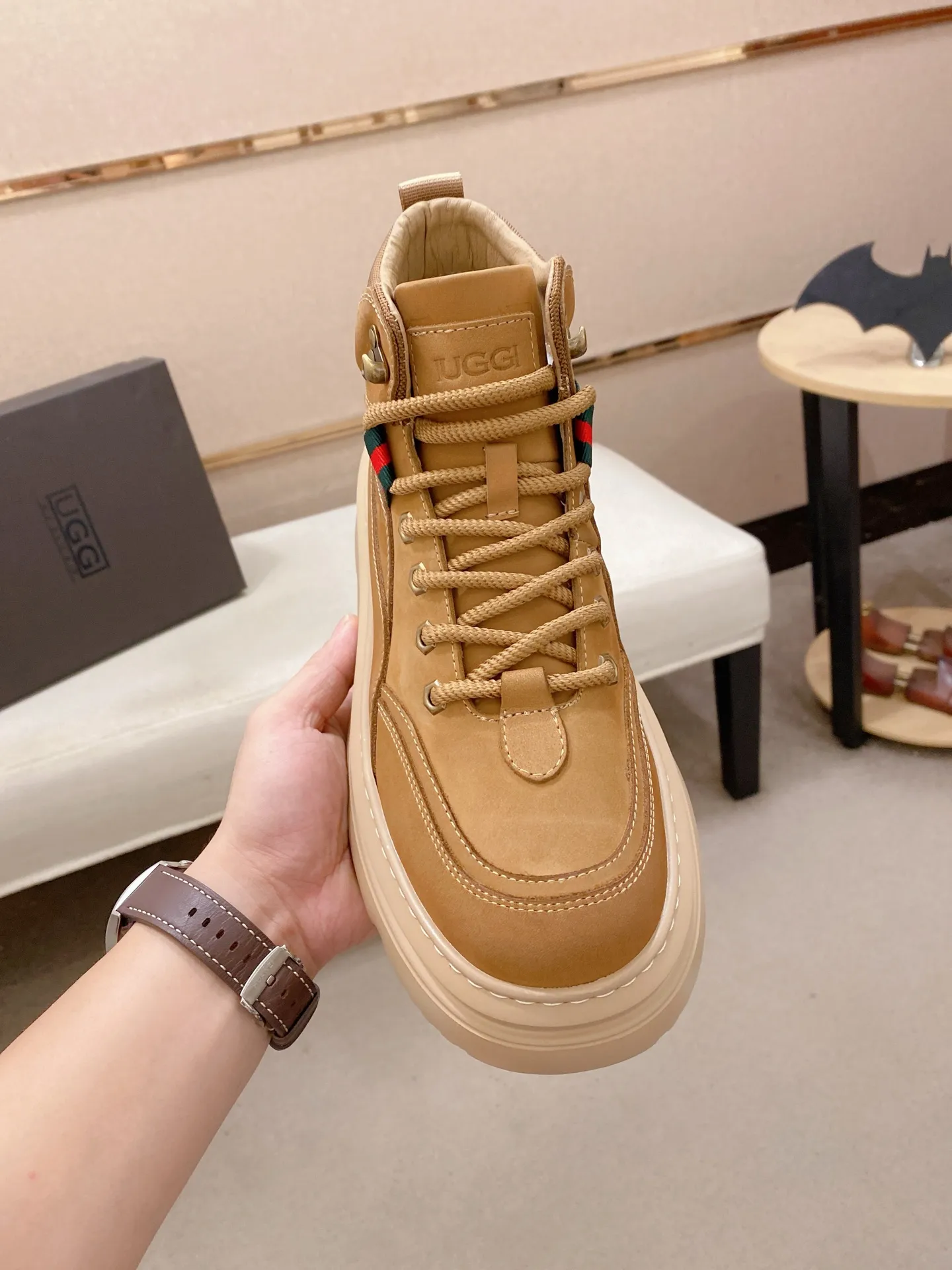 Factory price: 700💰New UGG fur-integrated men's simple and fashionable snow shoes. The most worth buying at the end of this year are warm casual shoes. Whether you are out and about at home, their comfortable and warm performance will be your most suitable fashion companion! The material is cowhide upper and imported wool is used inside. Two layers of cowhide for warmth and comfort! The eva+ rubber patch outsole is cushioned, non-slip and wear-resistant, and has good elasticity. It is light and wear-resistant, comfortable and soft, and the new simple cut is more fashionable. It has both practicality and fashion sense, so you no longer have to worry about how to match it in winter, while still maintaining your fashionable taste. High-quality genuine wool produced in Dongguan. The material depends on the details! Size: 39-40-41-42-43-44-45 sneaker size